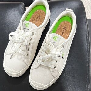 Cariuma White Low-Top Canvas Sneakers with Green Insole Accent